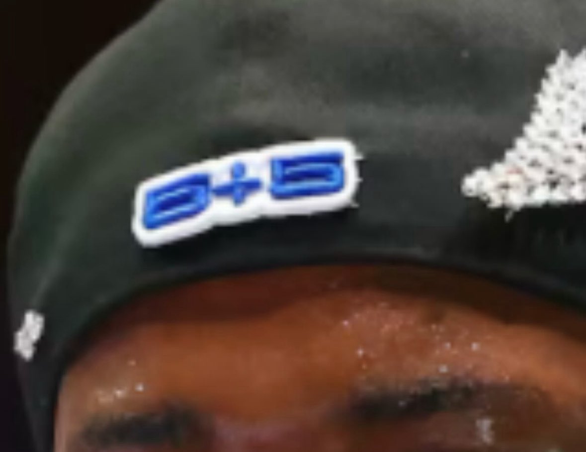 showfacetf's tweet photo. I never noticed this yeah something wrong with this nigga https://t.co/La3MSF2JY1