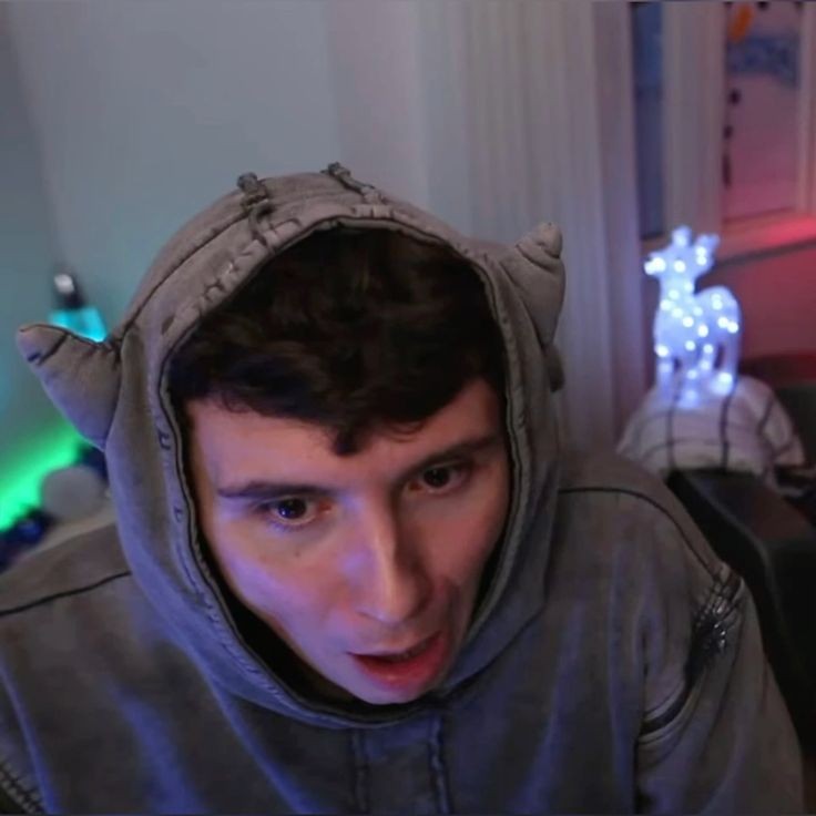 PeachlessDan's tweet image. my friends just told me going to most museums is FREE in London I feel like I'm being pranked big time ???