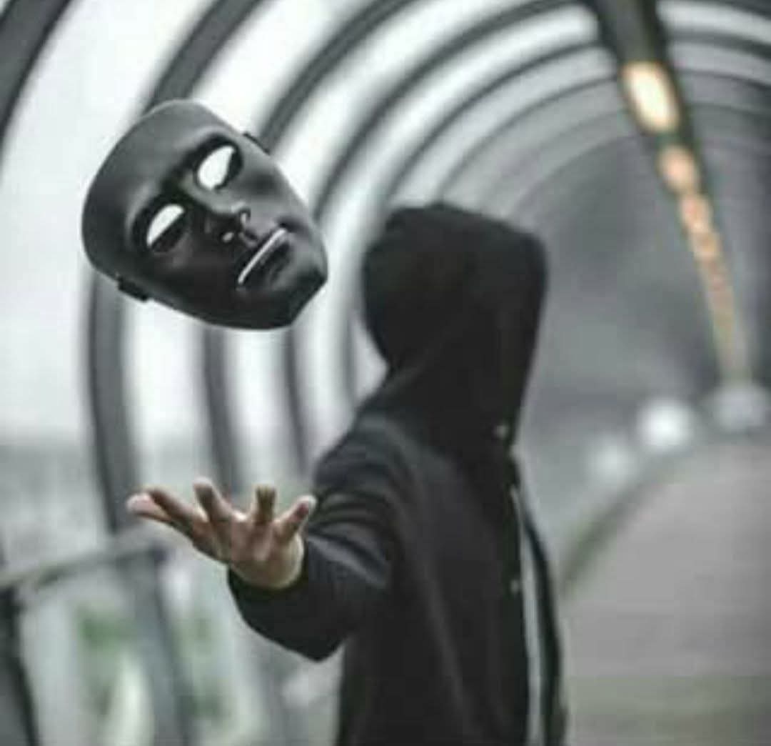 مقابلة إنسان حقيقي ، هي أبلغ درجات الدهشة وسط هذا الحفل التنكري الضخم .