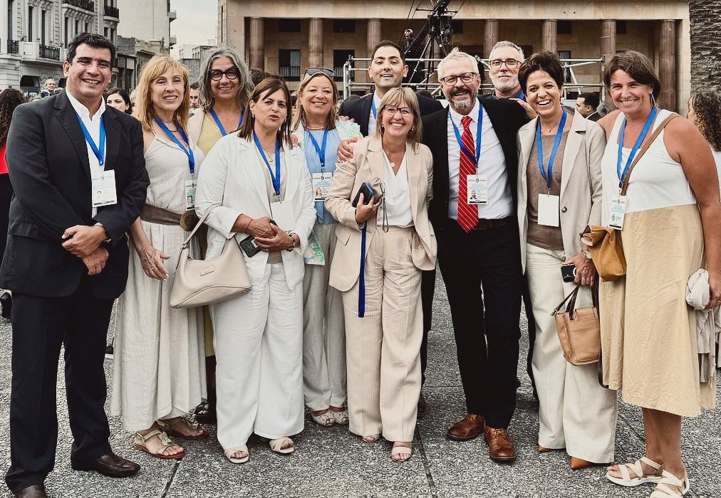 LeoBriozzo's tweet photo. Gracias Presidente @OrsiYamandu por esta oportunidad de nuevamente ocupar la sub secretaría del MSP. 
Un orgullo acompañar a la Ministra  @LustembergC en la gestión. La salud para construir equidad, dignidad humana y por lo tanto una patria para todas y todos. 
¡Sabremos cumplir! https://t.co/rRl9wfBXLG