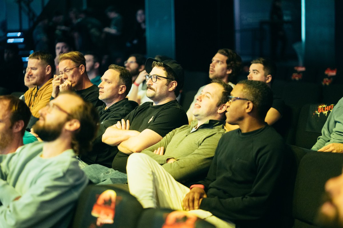 Parallel tweet media