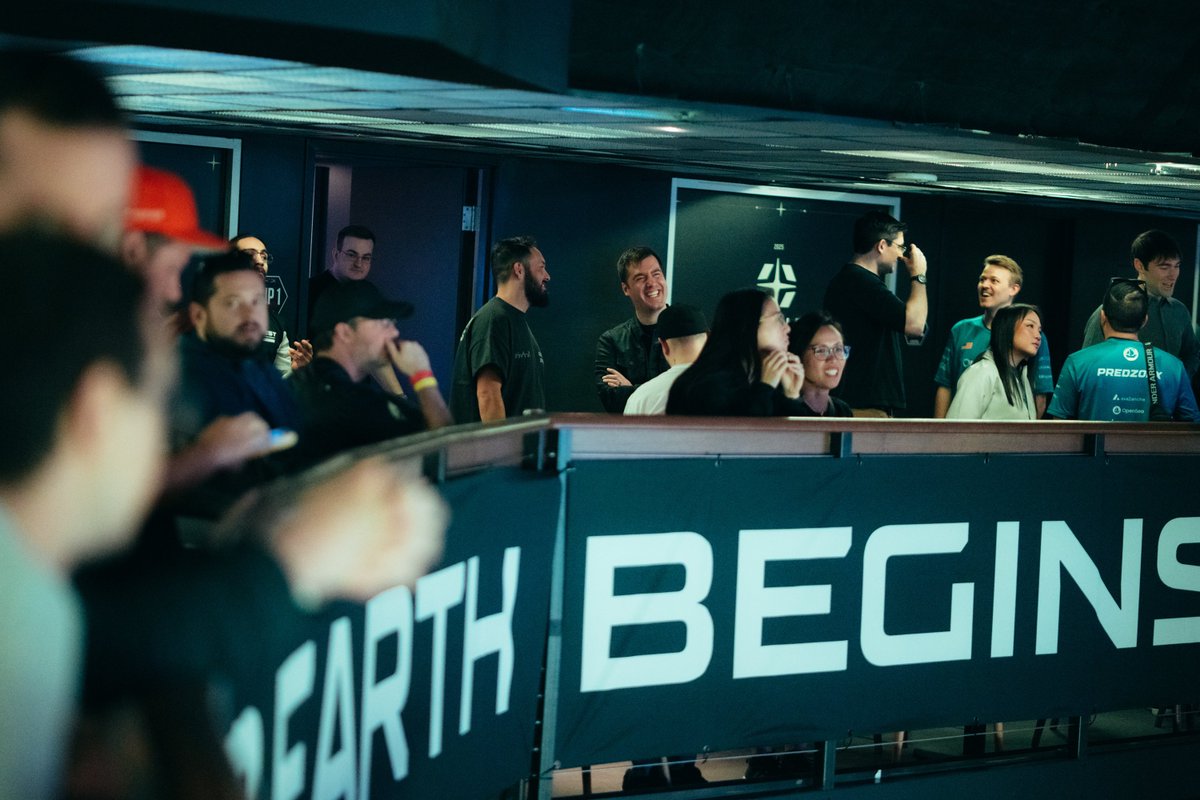 Parallel tweet media