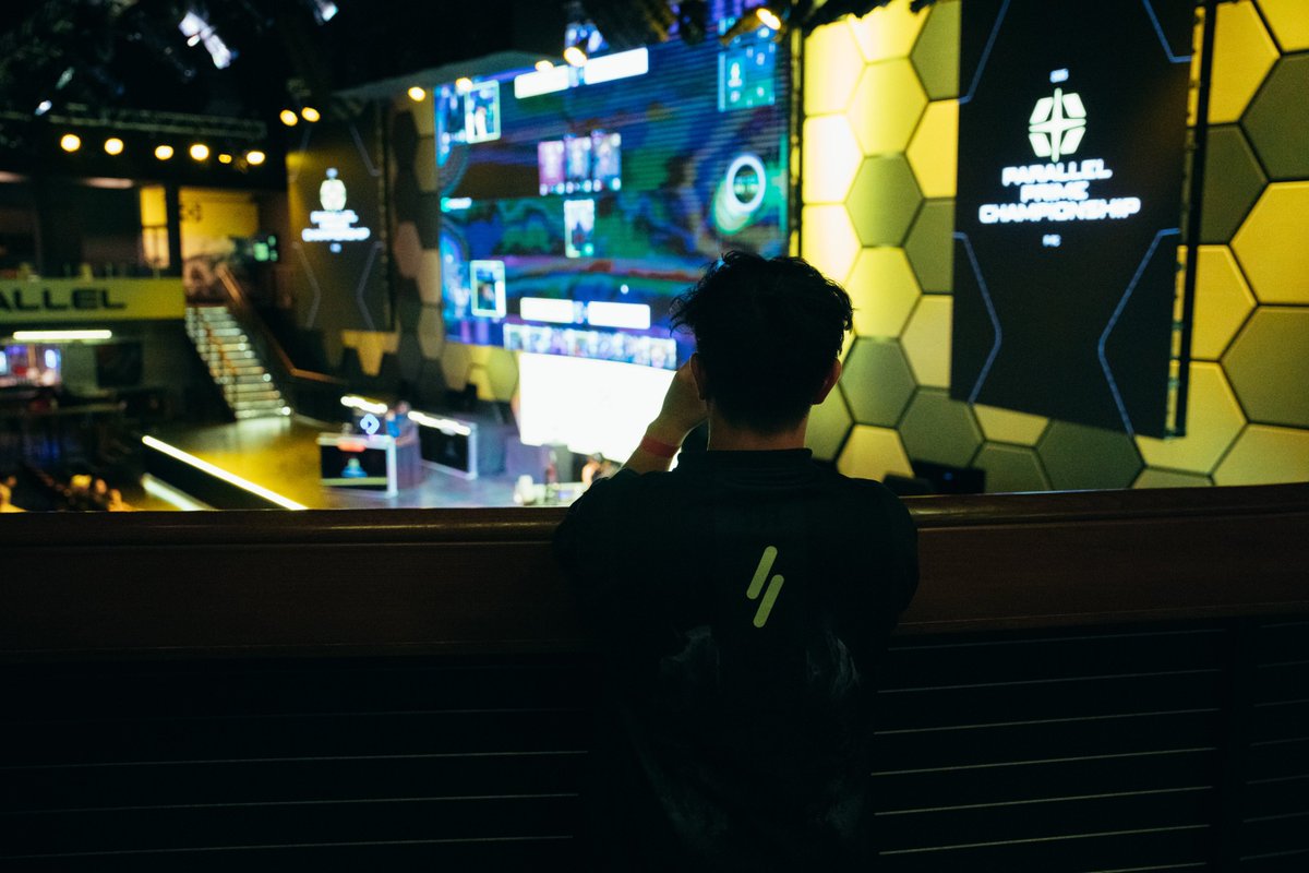 Parallel tweet media