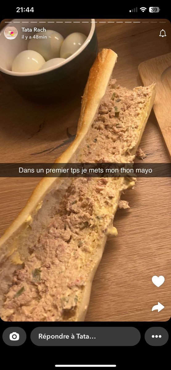 Youhouh's tweet image. C’est ça le livre de recette de votre cousine à 40€ ?!? 😂😂😂😂😂 
#lafranceaunincroyabletalent #rastarocket #bocuse #guidemichelindupauvre
#soukainatwosisters #poupettekenza