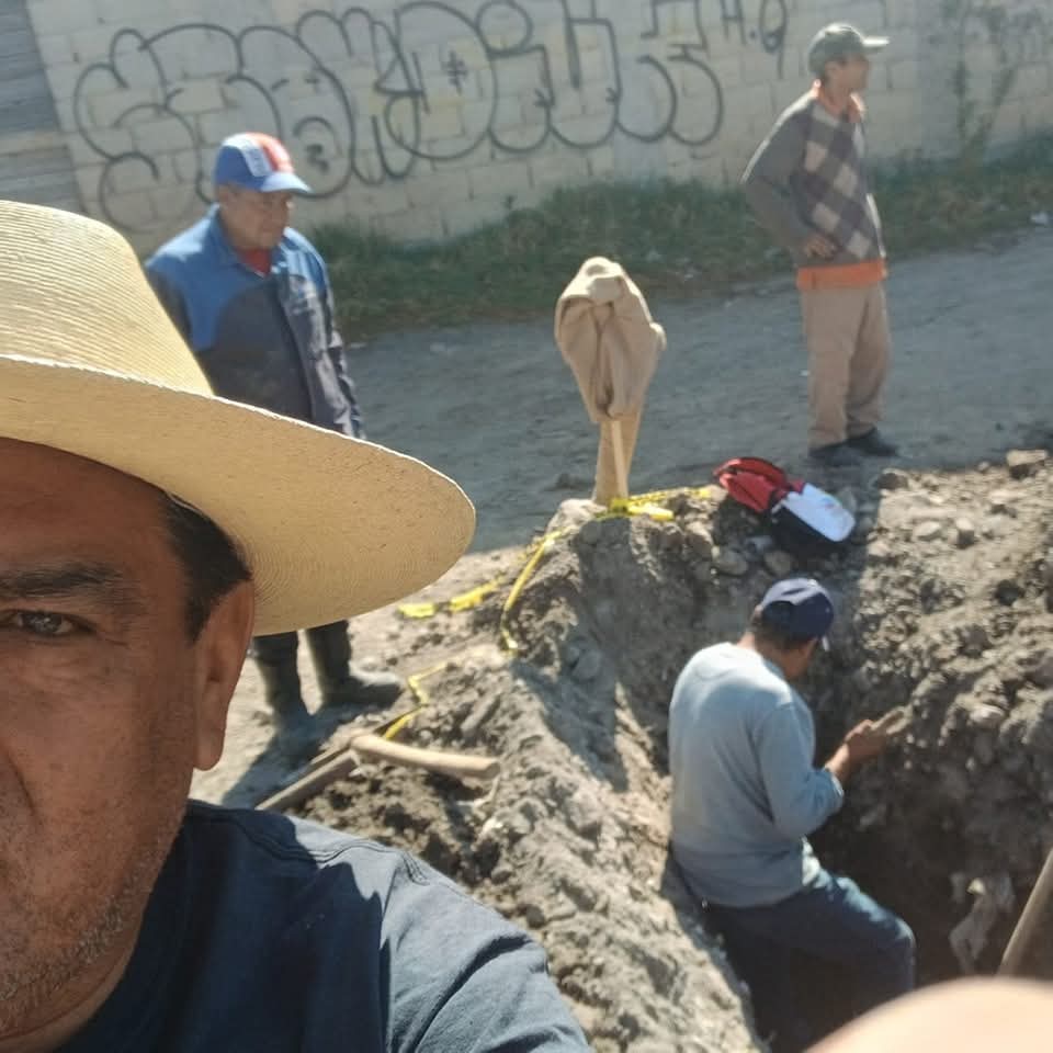 OpdapasLerma's tweet photo. Garantizando agua para #Lerma

Opdapas Lerma  continúa con los trabajos de suministro de agua potable para los vecinos de la calle Guerrero Norte, Región Tultepec, asegurando un servicio continuo y de calidad. ¡Seguimos trabajando por nuestra comunidad! 

#LermaSomosTodos
💙💧👷🏻‍♂️ https://t.co/UdKmC6kpZK
