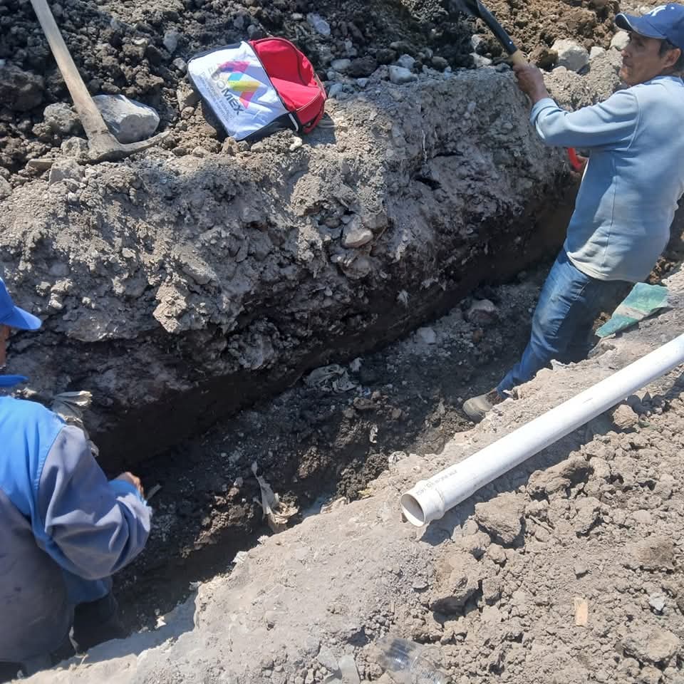 OpdapasLerma's tweet photo. Garantizando agua para #Lerma

Opdapas Lerma  continúa con los trabajos de suministro de agua potable para los vecinos de la calle Guerrero Norte, Región Tultepec, asegurando un servicio continuo y de calidad. ¡Seguimos trabajando por nuestra comunidad! 

#LermaSomosTodos
💙💧👷🏻‍♂️ https://t.co/UdKmC6kpZK