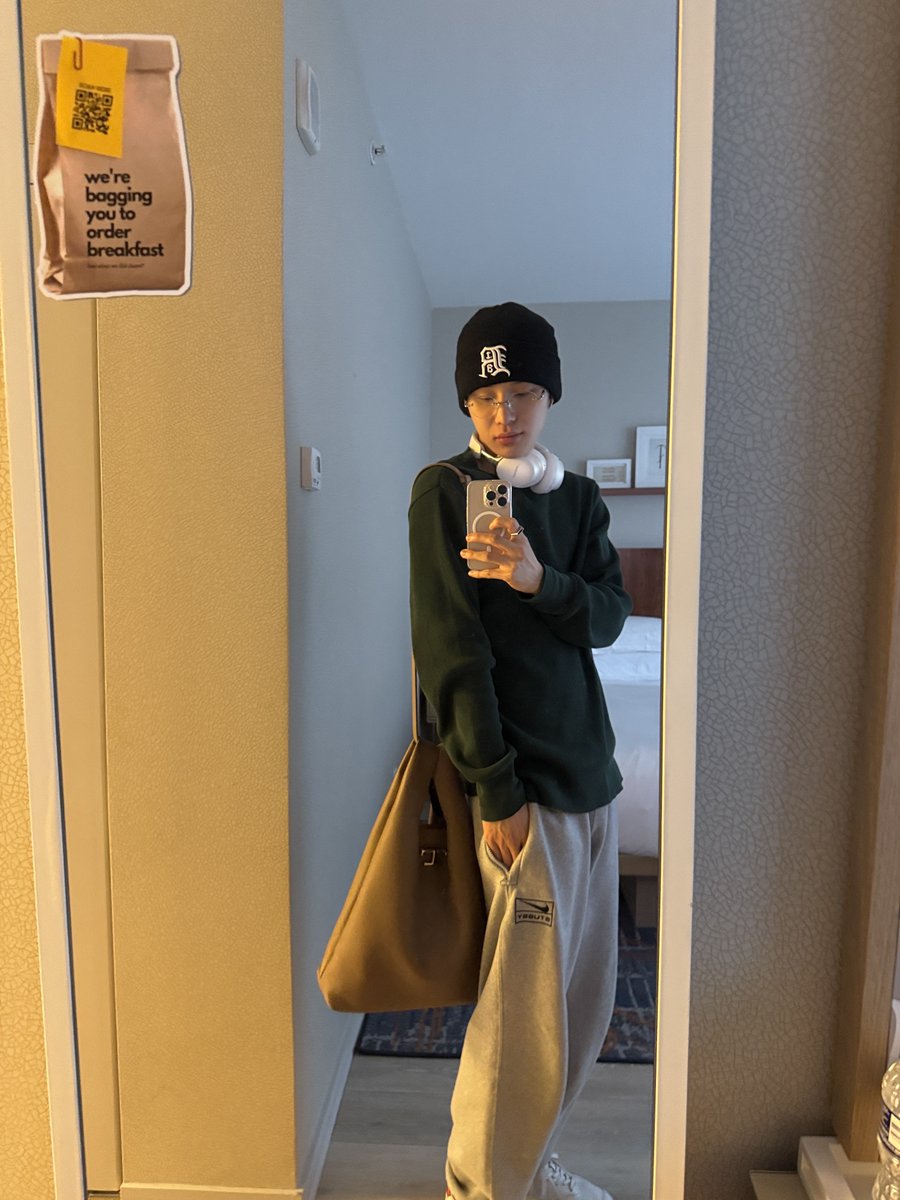 SUGARlNGPEACH's tweet photo. Jungwoo 🐶💌

*Sent a pic*
“Today’s vibe is the New Yorker” https://t.co/XSv9qu31Gu
