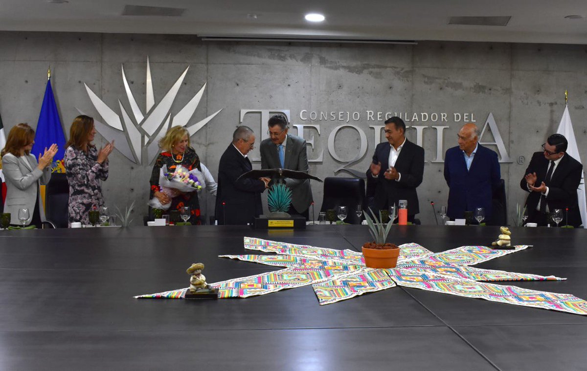 EnriqueIbarraP's tweet photo. El día de ayer tuve el inmerecido honor de recibir la presea “Águila en Vuelo” del @CRTequila A.C.
que encabezan Miguel Ángel Domínguez y Ramón González, Presidente y Director respectivamente de ese organismo. https://t.co/tCO2qcjkcP