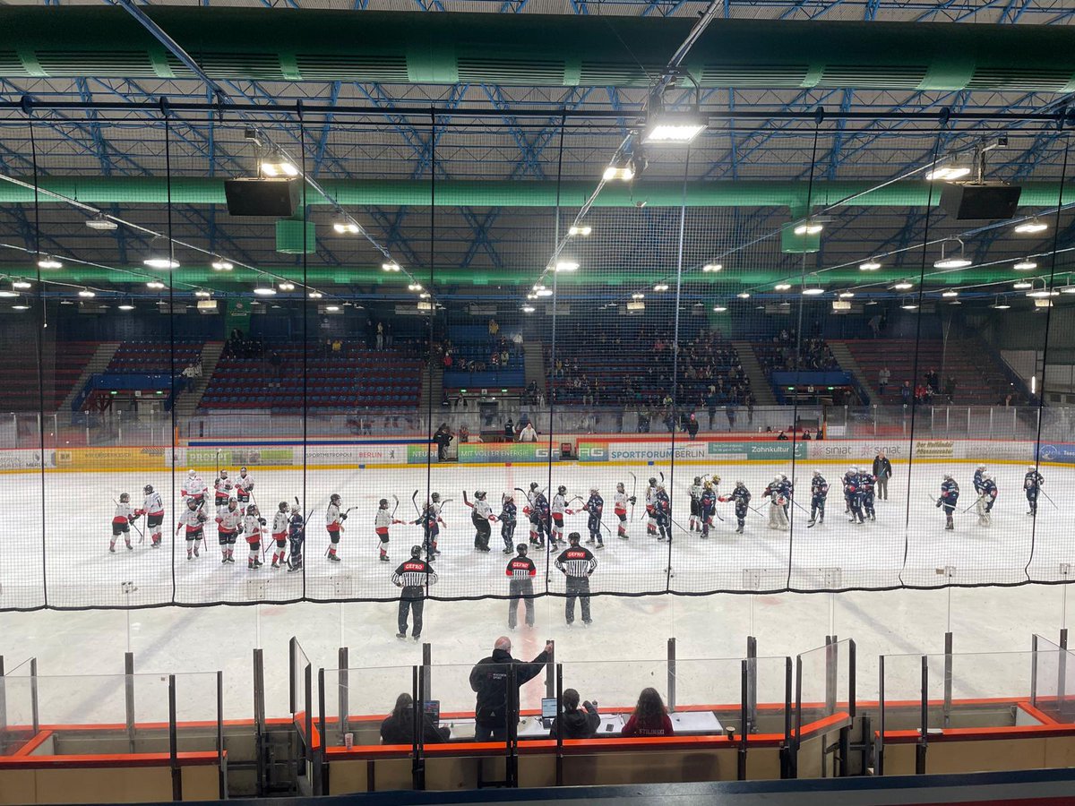 Die Frauen-Mannschaft der Eisbären Berlin ist leider aus den Playoffs ausgeschieden. HK Budapest war am Ende leider zu stark. 

<a href="/Julschke97/">Jule</a> war für euch heute vor Ort im Welli und hat das Spiel zusammengefasst:

eisbaerlin.de/blog/2025/03/0…