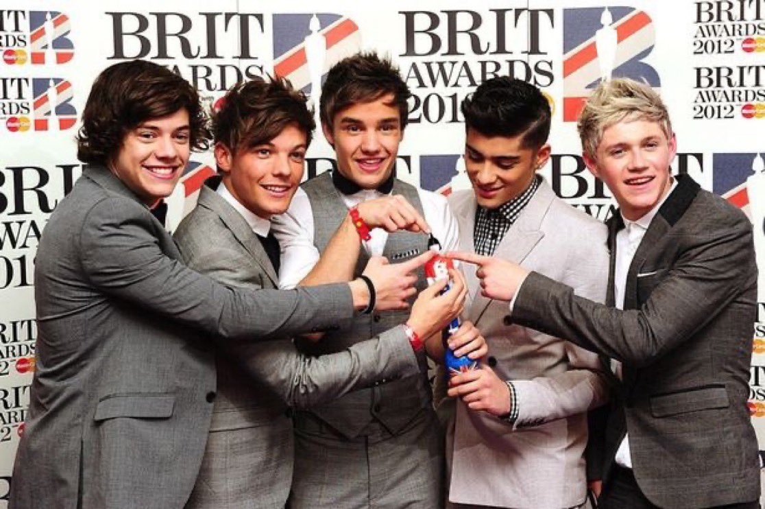 dsfncless's tweet photo. can we go back to this #BRITs2025 https://t.co/h1yDFuRrjJ