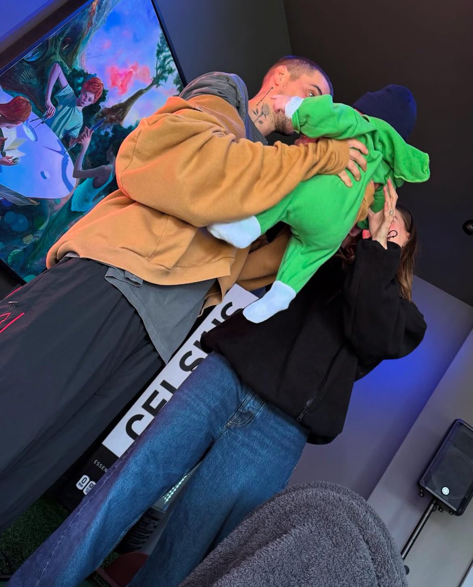 glowzed's tweet photo. dá para perceber o justin fazendo alguma brincadeira para o Jack rir, ele provavelmente está dando uma gargalhada e a hailey rindo da gracinha 🥹🥹🥹🥹😭😭😭😭 https://t.co/4xbAnvs0ZC