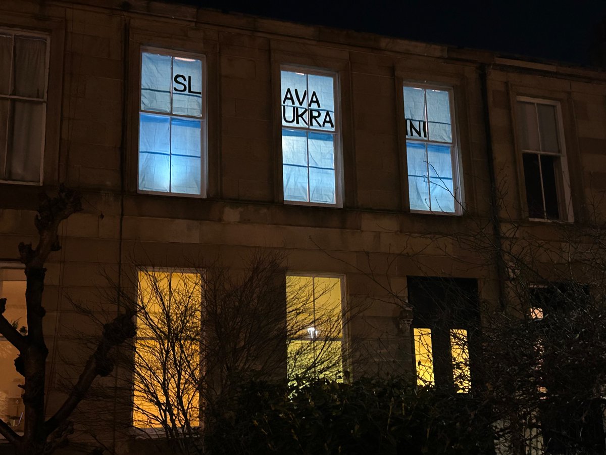 MagsNews7's tweet photo. #SlavaUkraini 
Supporting Ukraine at the #windowwanderland in Strathbungo, #Glasgow 
@windowwander @ZelenskyyUa 
🇺🇦🏴󠁧󠁢󠁳󠁣󠁴󠁿 https://t.co/TmX1qx4UcD