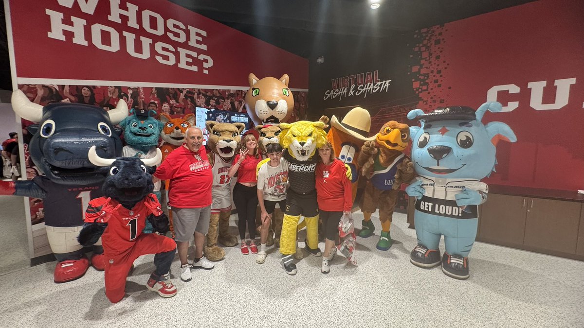 AnGiE_25's tweet image. This was fun! #WhoseHouse #GoCoogs #ForThrCity ❤️🤍🐾
