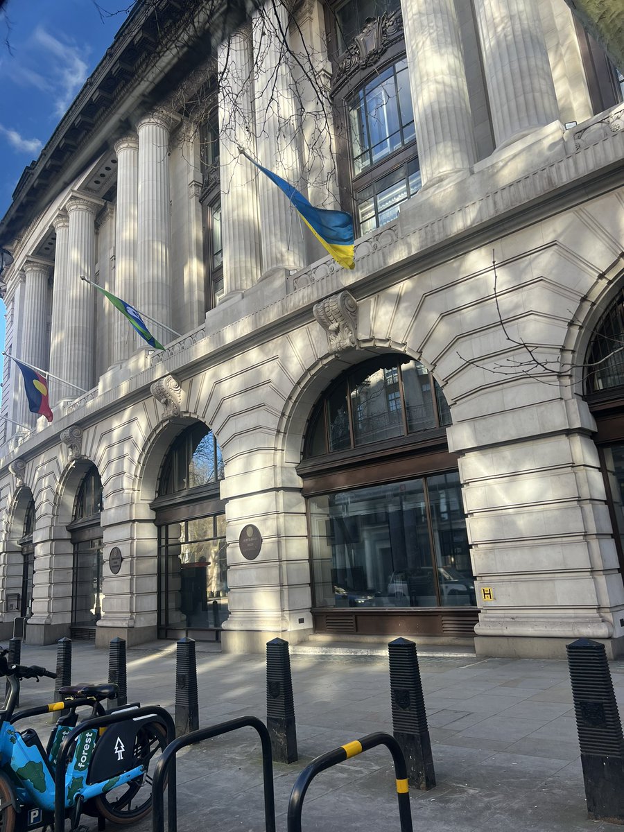 There are Ukrainian flags all over London today (and most days)  Everyone wants peace but we #StandWithUkraine to get it 💫✨🙏🏻🇺🇦🇬🇧