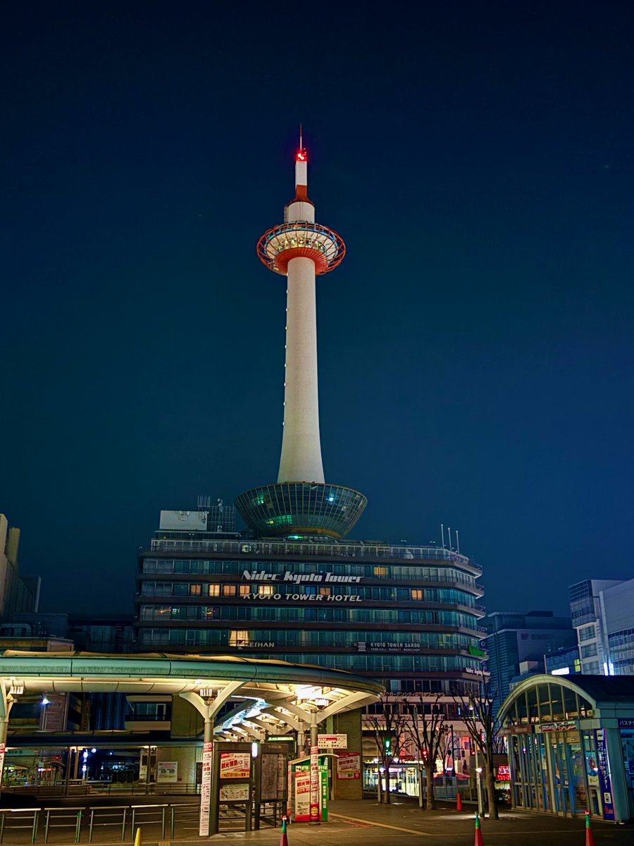 無灯の京都タワー🗼 (夜明け前)

素敵な休日をお過ごし下さいませ✨

📸 2025/2