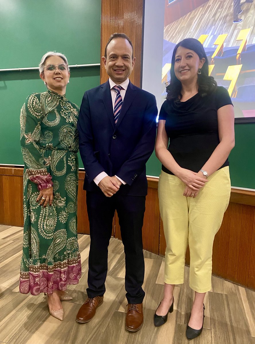 Inicia clases una nueva generación de nuestro Doctorado en Derecho de ⁦<a href="/derechoup_gdl/">Facultad de Derecho UP Guadalajara</a>⁩ con profesor de lujo, Comisionado ⁦<a href="/carloslbernal/">Carlos Bernal Pulido</a>⁩ de la ⁦<a href="/CIDH/">CIDH - IACHR</a>⁩. ⁦<a href="/UPGdl/">Universidad Panamericana Guadalajara</a>⁩ ⁦<a href="/Gabgarciae/">Gabriela García Escobar</a>⁩