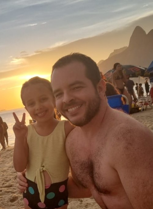 Com os aniversariantes do dia:
Minha sobrinha Isabel, 6 anos 
Minha cidade, o Rio de Janeiro, 460 anos
🎊🎉🎊🎉🎊🎉🎊🎉🎊🎉