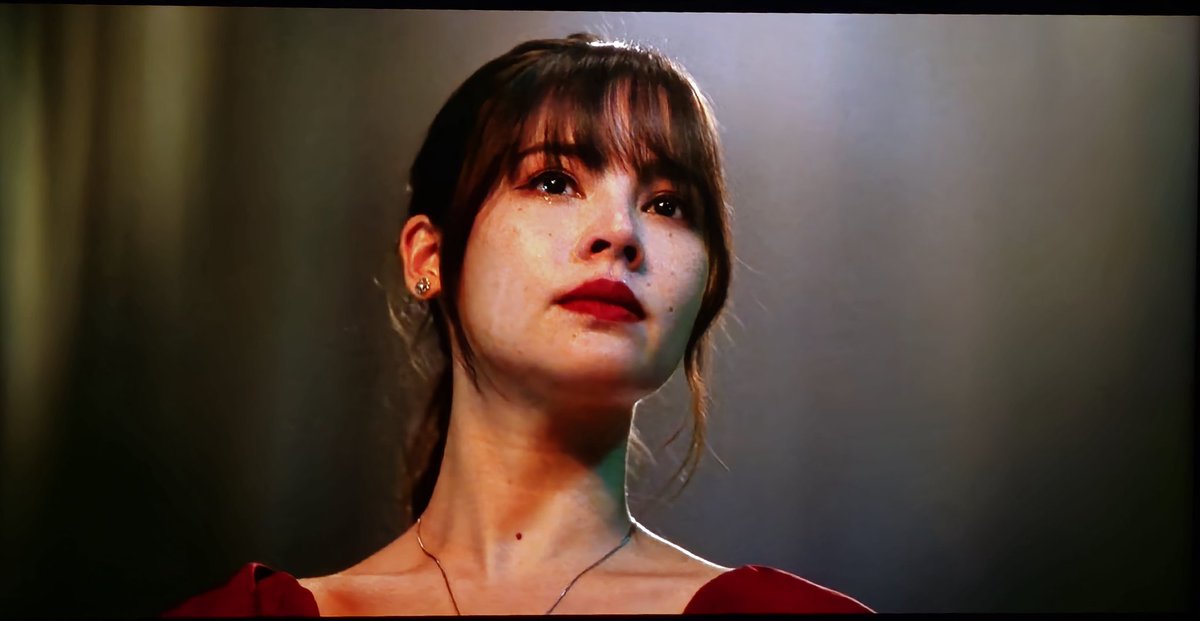 #DalahDeathandtheFlowers bitirdim bugün.
Oyunculuk tartışılacak bir dizi değildi, mesajları, çekimi ve özellikle jeneriklerden bölümlere sahne geçişleri çok iyiydi. Ve tabii ki Urassaya çok güzel bir kadın 🫠❤️