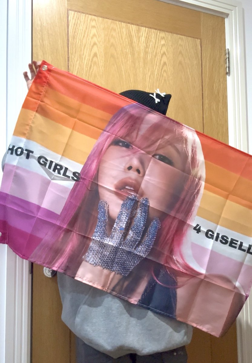 forever_psy's tweet photo. MY GISELLE FLAG CAME IN TIME FOR TOMORROW AHHHHHHAHSHDJDJNSJDJC LMFAOOOOOOO I LOVE IT SO MUCH https://t.co/XOv8s8ENzG
