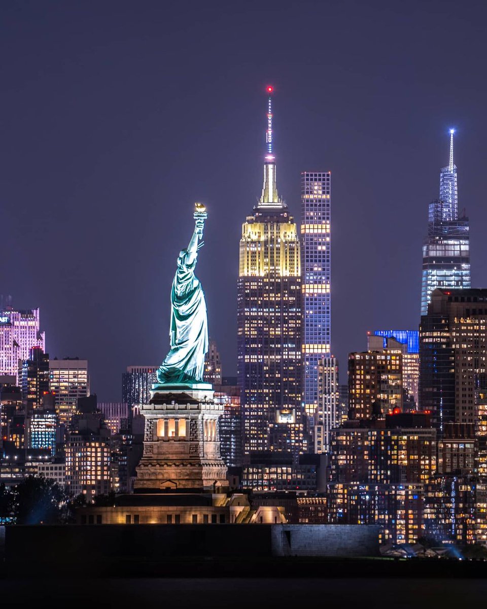 With Liberty

Text CONNECT to 274-16 to get alerts on our Lights!

Watch tonight's lighting here: esbo.nyc/ecx

📷 : jay_roams/IG
