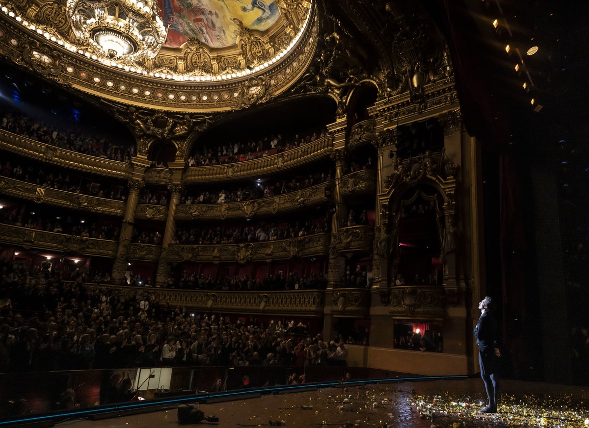 ✨ Le danseur Étoile Mathieu Ganio fait ses adieux à la scène à la suite de la représentation de "Onéguine" de John Cranko au Palais Garnier ce 1er mars. Une soirée inoubliable ! 💖
📸 © Julien Benhamou
