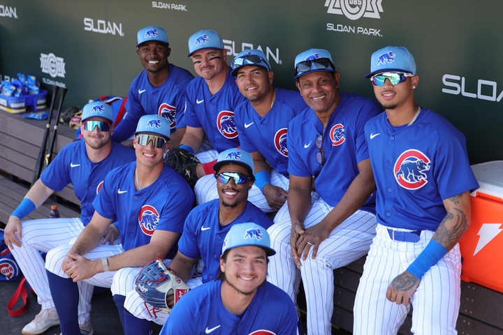 Sammy Sosa hits <a href="/Cubs/">Chicago Cubs</a> camp