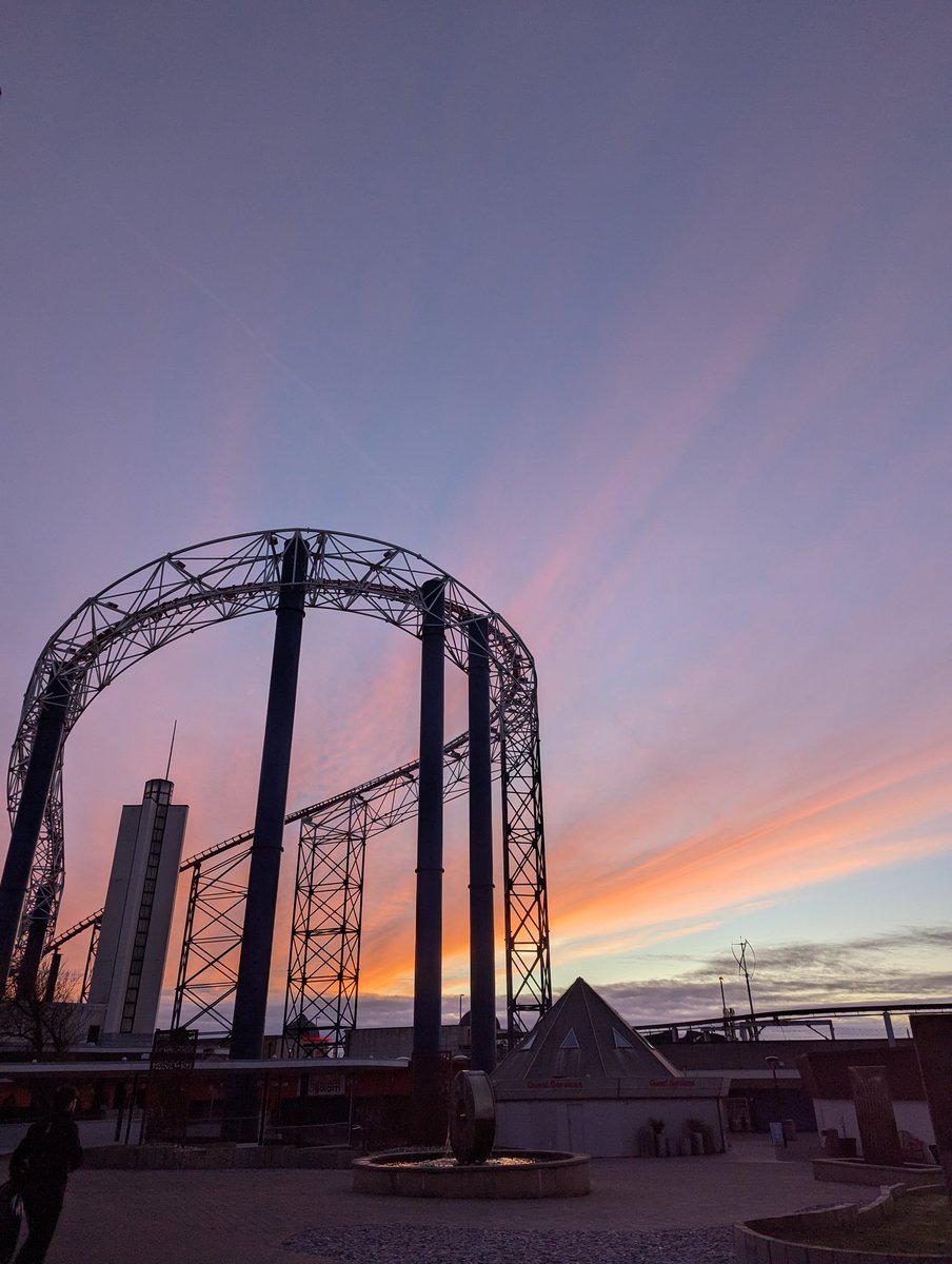 adeylikescheese's tweet photo. Had a lovely Blackpool opening day! Was great to meet so many new people too 🎢❤️‍🔥 https://t.co/koWK4dRJGF