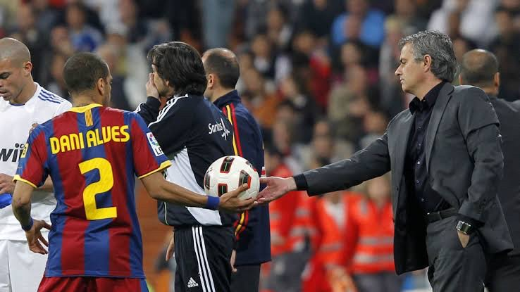 Dani Alves : "Mourinho iyi bir hoca olabilir ama sonuçta futbolu bulmadı."

Jose Mourinho : "Futbolu bulmamış olabilirim ama Brezilya'yı Portekizliler buldu."