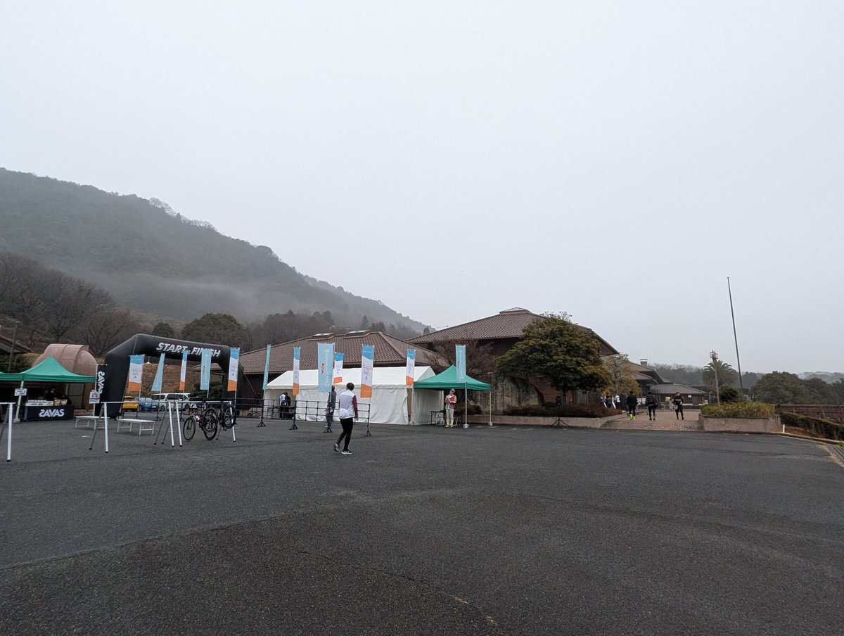 snowflake202101's tweet image. おはようございます。
広島県呉市県民の浜から。
天気は曇り、気温13℃、霧。
暖かいはずですが霧のせいで肌寒い。
安芸灘とびしま海道オレンジライド会場に来ました。
受付終わらせたのでこれから自転車のセットアップです。
#安芸灘とびしま海道オレンジライド