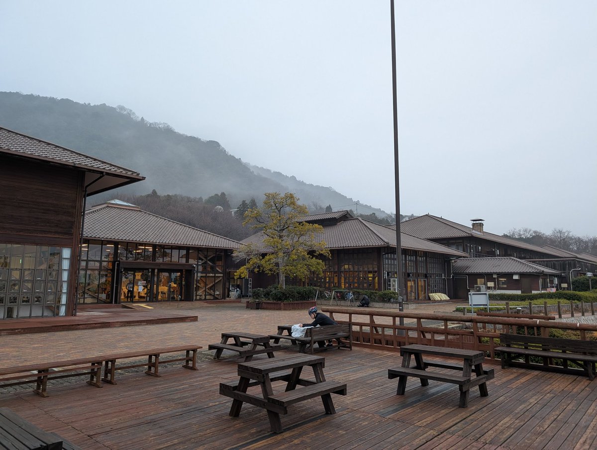 snowflake202101's tweet image. おはようございます。
広島県呉市県民の浜から。
天気は曇り、気温13℃、霧。
暖かいはずですが霧のせいで肌寒い。
安芸灘とびしま海道オレンジライド会場に来ました。
受付終わらせたのでこれから自転車のセットアップです。
#安芸灘とびしま海道オレンジライド