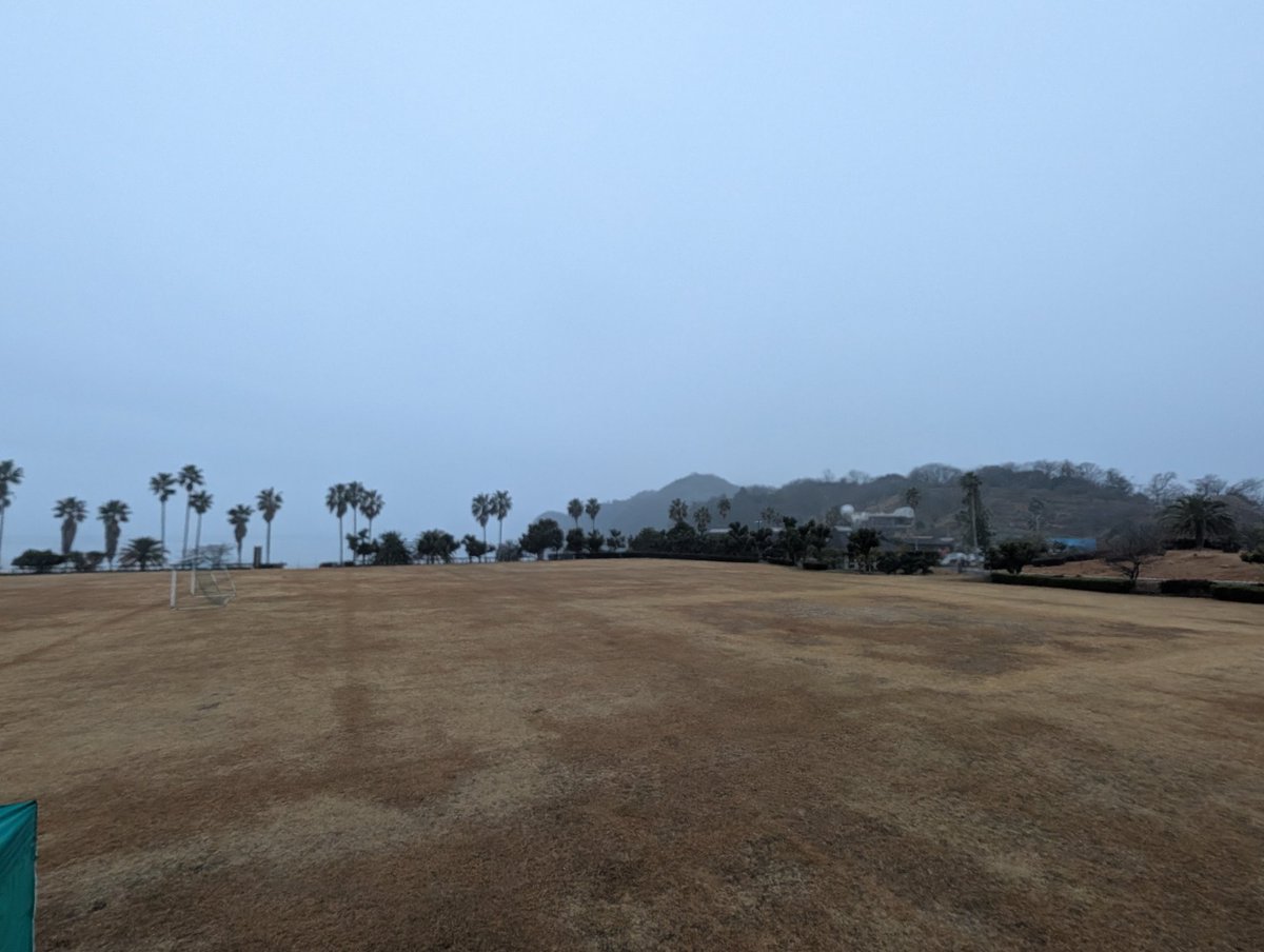 snowflake202101's tweet image. おはようございます。
広島県呉市県民の浜から。
天気は曇り、気温13℃、霧。
暖かいはずですが霧のせいで肌寒い。
安芸灘とびしま海道オレンジライド会場に来ました。
受付終わらせたのでこれから自転車のセットアップです。
#安芸灘とびしま海道オレンジライド