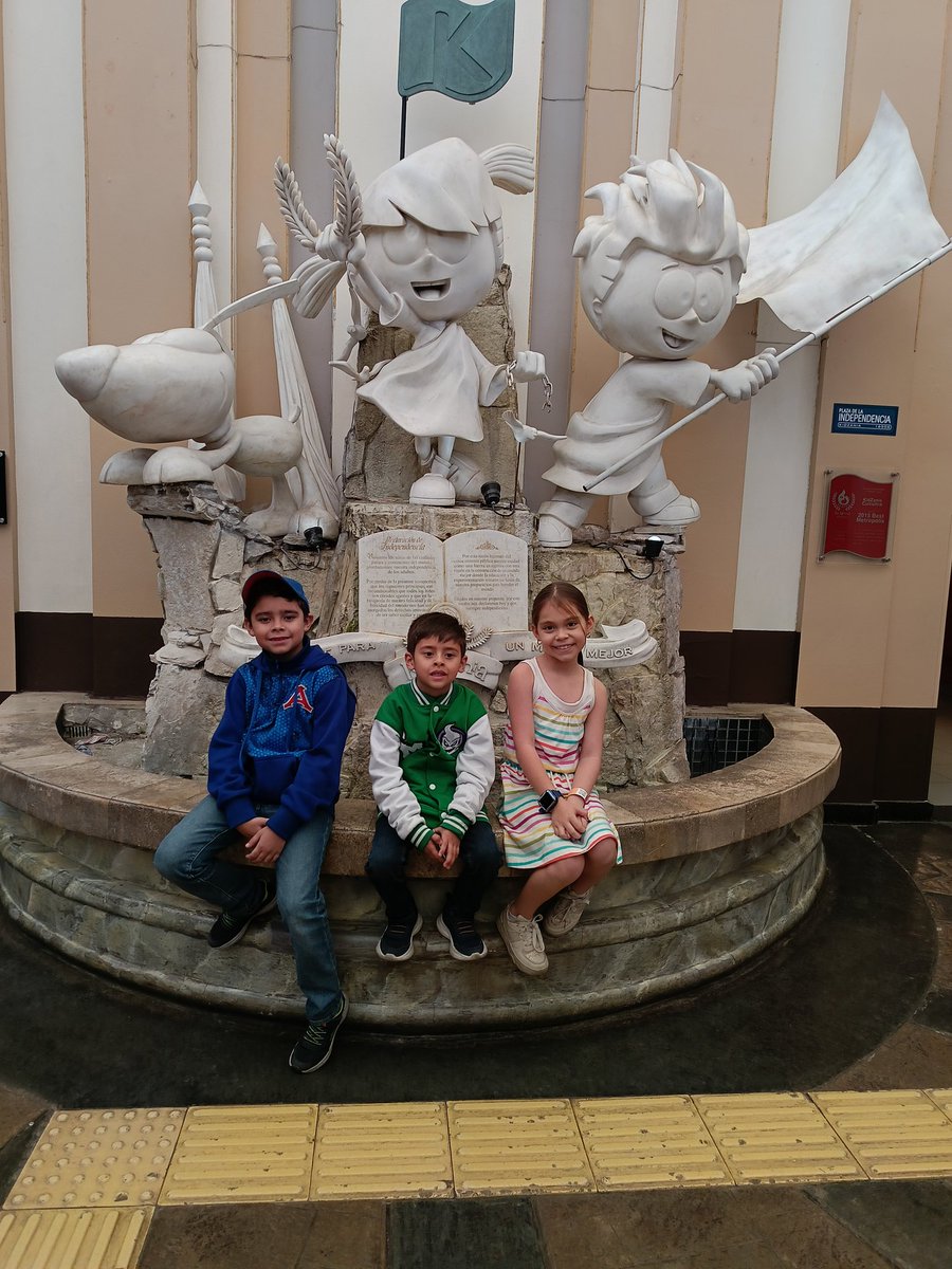 Una hermosa foto con Mariano Soria #monito en <a href="/KidZaniaMexico/">KidZania México</a> <a href="/KidZania/">KidZania</a> #elamornotienereceta #sam #samara #maria #LUNA