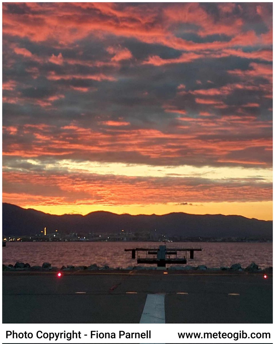 MeteoGib's tweet image. #Gibraltar - 01/03 - a last look at this evening&apos;s cracking #sunset looking down the centreline - photo thanks to MeteoGib follower Fiona Parnell.
#MeteorologicalSpring )