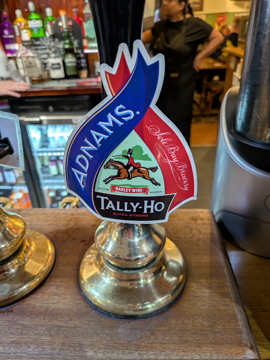dogdazeatthedon's tweet photo. Thoroughly recommended, half and half! #Adnams #TallyHo #OldAle https://t.co/kqnJDDGNNs