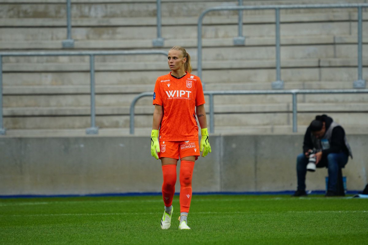 Emily Burns a réalisé 11 arrêts face au Paris FC ce samedi, plus haut total pour une gardienne en #ArkemaPL tout en rendant une clean sheet depuis <a href="/ArsenievaO/">Olesya 🤙🏼⚽️</a> en mai 2021... déjà face au PFC (avec le Havre, 16 arrêts). Muraille #PFCFCN