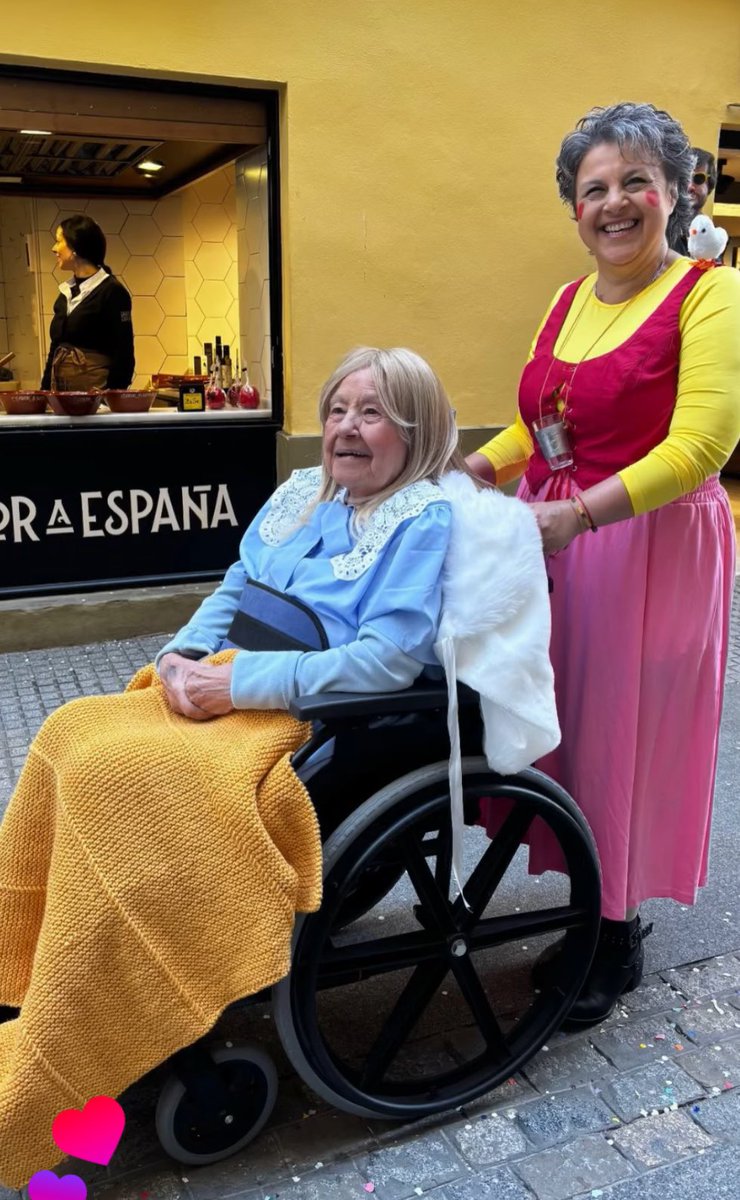 No he visto en Cádiz mejores disfraces que el de estas maravillosas mujeres.
Os adoramos!!!!!