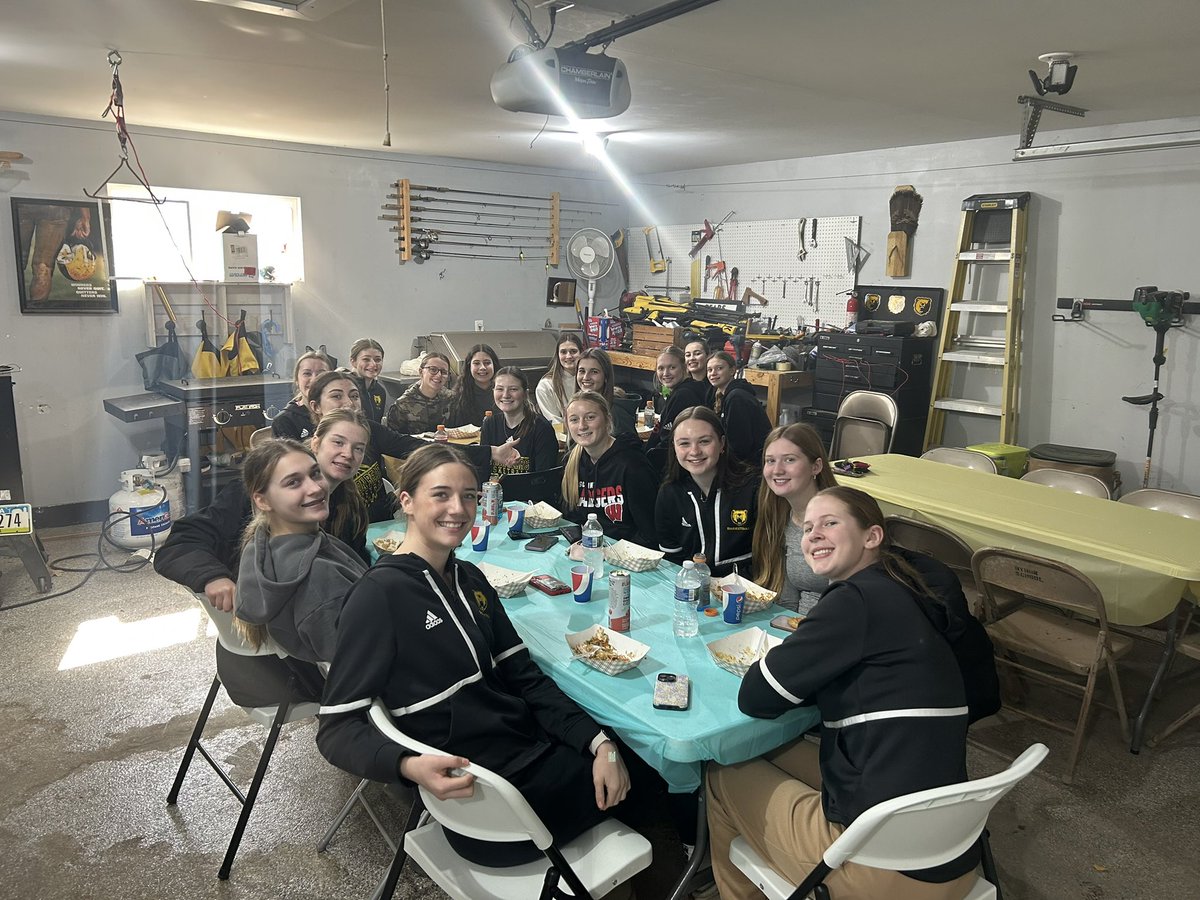 Big thanks to the Halders for hosting us for a fantastic team meal!
#Family 🐻⬇️
