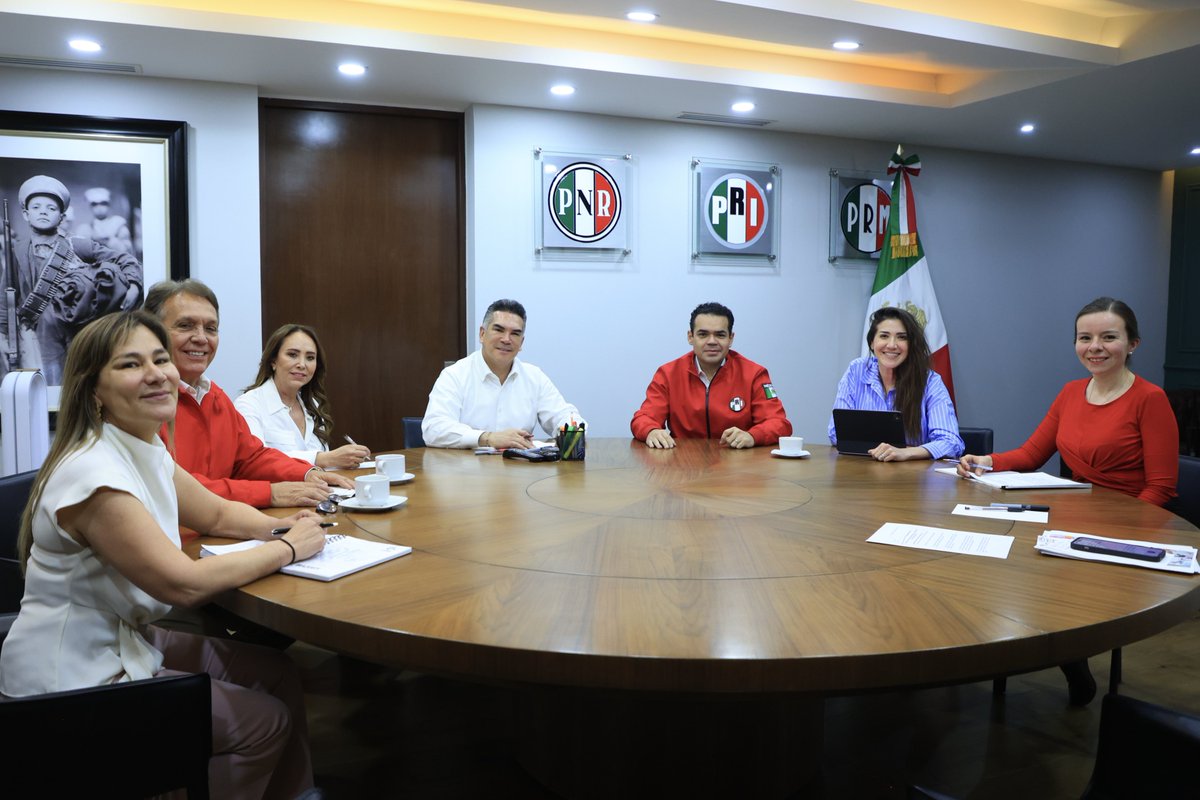 ¡Buen sábado a todos! En reunión de trabajo con el equipo del <a href="/PRI_Nacional/">PRI</a>, dando seguimiento a los temas del partido. En el PRI avanzamos firmes, organizados y con rumbo claro para fortalecer a nuestro partido y defender a México. ¡Vamos con todo!