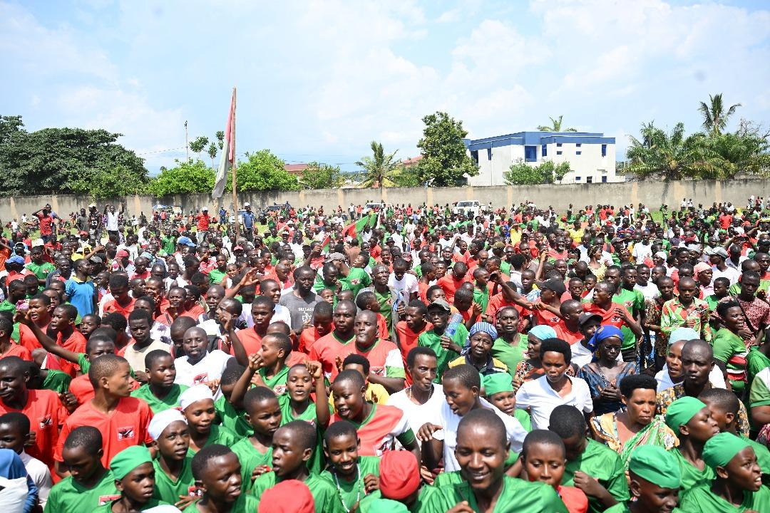 CBurunga's tweet photo. #Burundi Kwerekana inguvu umugambwe @CnddFdd  ufise muma komine agize intara ya Burunga birabandanya, kuyu wa 01/03/2025, abagumyabanga bo muri komine Rumonge nibo berekana inguvu zabo. Umunyamabanga muntara arikumwe n'indongozi,akaba aribo bateye iteka ivyo birori.
@R_Ndikuriyo https://t.co/nV5dDTY3Wa