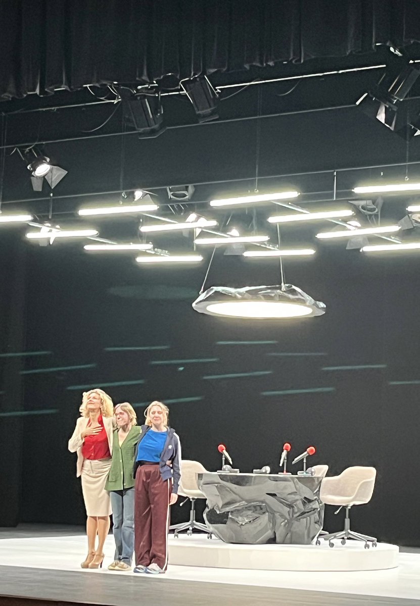 Glòria Santamaria (@gloaiguafreda) on Twitter photo Gran treball teatral de l’<a href="/AngelsGonyalons/">Àngels Gonyalons</a>, la <a href="/saraespigul/">Sara Espigul</a> i la #SaraDiego a #DonesDeRàdio a <a href="/latlantidavic/">L'Atlàntida Vic</a>. Ens han fet riure molt, però amb el cor encongit. No és gens fàcil parlar sobre el #càncer. La mateixa paraula, ja fa esgarrifar. Un guió brillant!
#TeatreSolidari Gran treball teatral de l’<a href="/AngelsGonyalons/">Àngels Gonyalons</a>, la <a href="/saraespigul/">Sara Espigul</a> i la #SaraDiego a #DonesDeRàdio a <a href="/latlantidavic/">L'Atlàntida Vic</a>. Ens han fet riure molt, però amb el cor encongit. No és gens fàcil parlar sobre el #càncer. La mateixa paraula, ja fa esgarrifar. Un guió brillant!
#TeatreSolidari