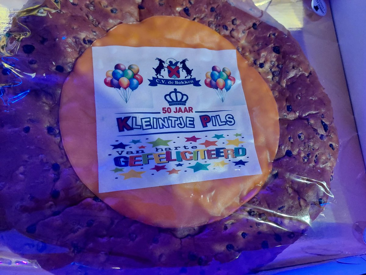 Wat een fantastisch #feest en heerlijk optreden bij Carnavalsvereniging de Bokken in #Voorhout. Heel veel dank voor de verrassende BokkenBroeder, een MEGA groot krentengebak gemaakt door <a href="/BakkerAmmerlaan/">EchteBakkerAmmerlaan</a> t.g.v. ons 50 jarig jubileum. We zijn er bijzonder mee vereerd.