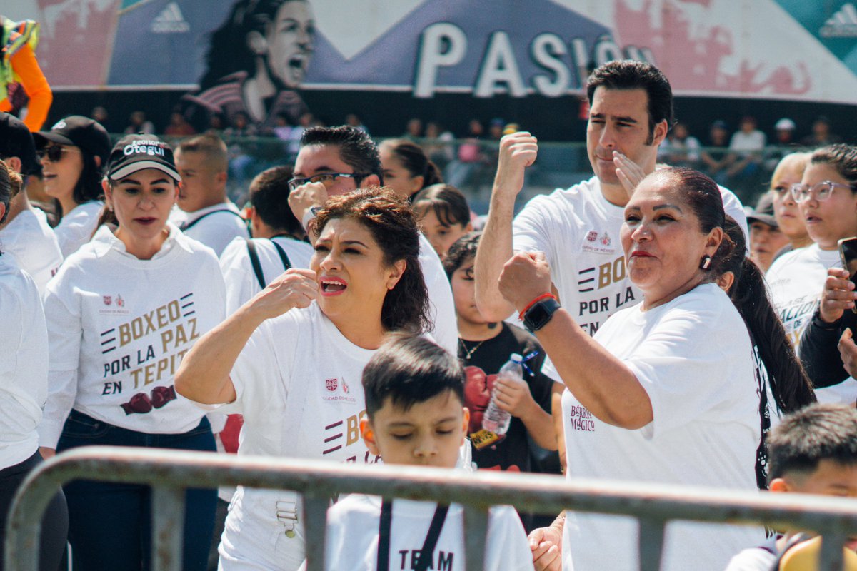 MariaRoseteMx's tweet photo. También agradezco la presencia del titular de la #PRODEB @MiguelTorrucoG, a todos los invitados y asistentes que ahora forman parte del pacto por la paz en el barrio . https://t.co/PDZZHcBxSC