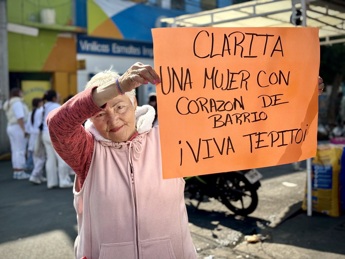 MariaRoseteMx's tweet photo. También agradezco la presencia del titular de la #PRODEB @MiguelTorrucoG, a todos los invitados y asistentes que ahora forman parte del pacto por la paz en el barrio . https://t.co/PDZZHcBxSC