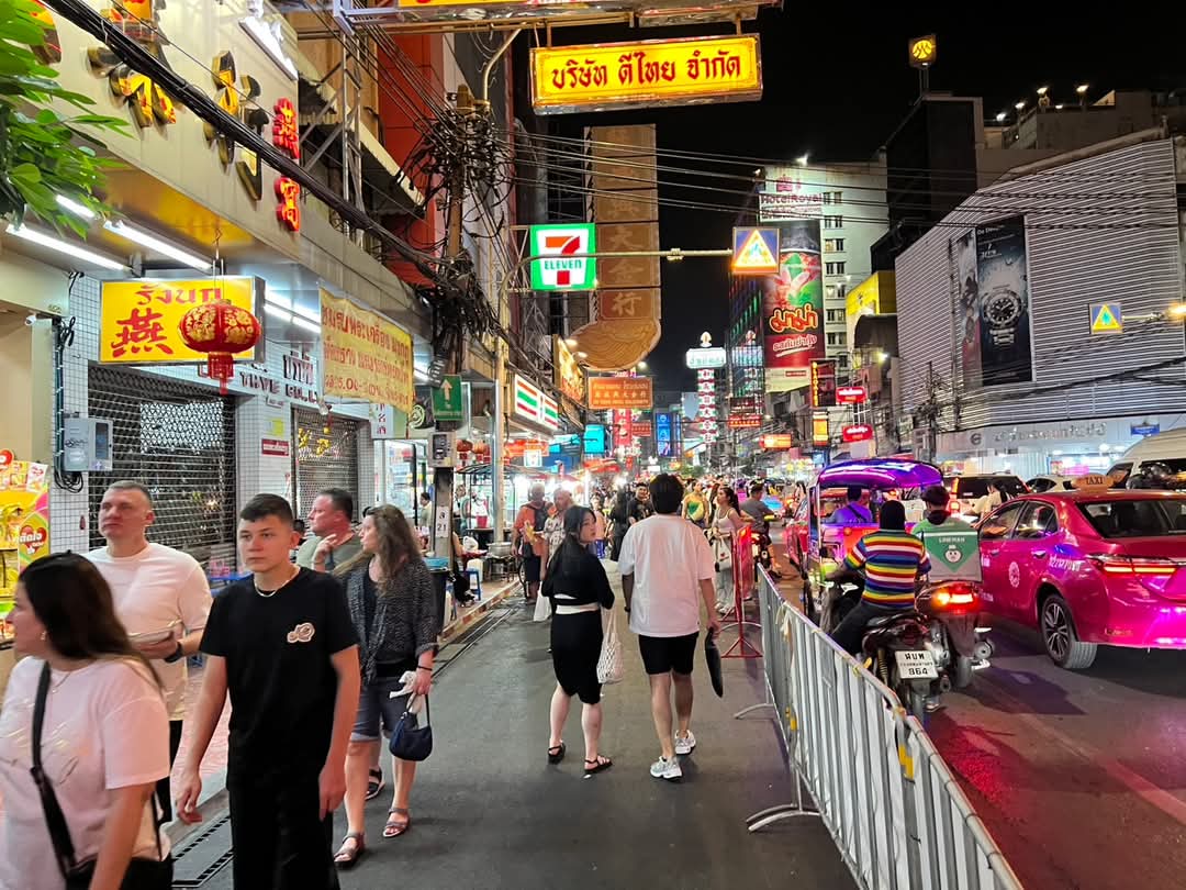 KhaosodEnglish's tweet photo. (1/2) Deputy Commander of Metropolitan Police Bureau Pol Maj Gen Charinthon Kopattha inspected security at at Ratchaprasong Intersection on March 1. He proceeded to Chinatown, Ganesha Shrine at Huai Khwang Intersection, & Chinese Emb. #Ratchaprasong #yaowarat #bangkok #thailand https://t.co/2Vnpnm0gvy