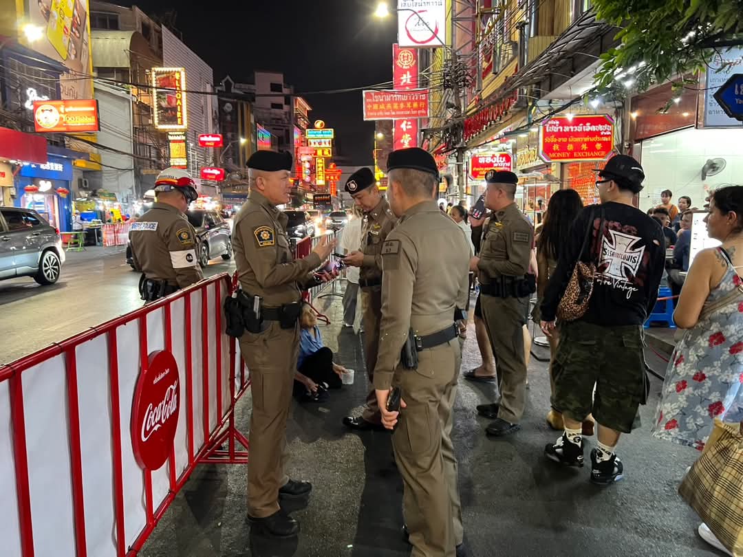 KhaosodEnglish's tweet photo. (1/2) Deputy Commander of Metropolitan Police Bureau Pol Maj Gen Charinthon Kopattha inspected security at at Ratchaprasong Intersection on March 1. He proceeded to Chinatown, Ganesha Shrine at Huai Khwang Intersection, & Chinese Emb. #Ratchaprasong #yaowarat #bangkok #thailand https://t.co/2Vnpnm0gvy