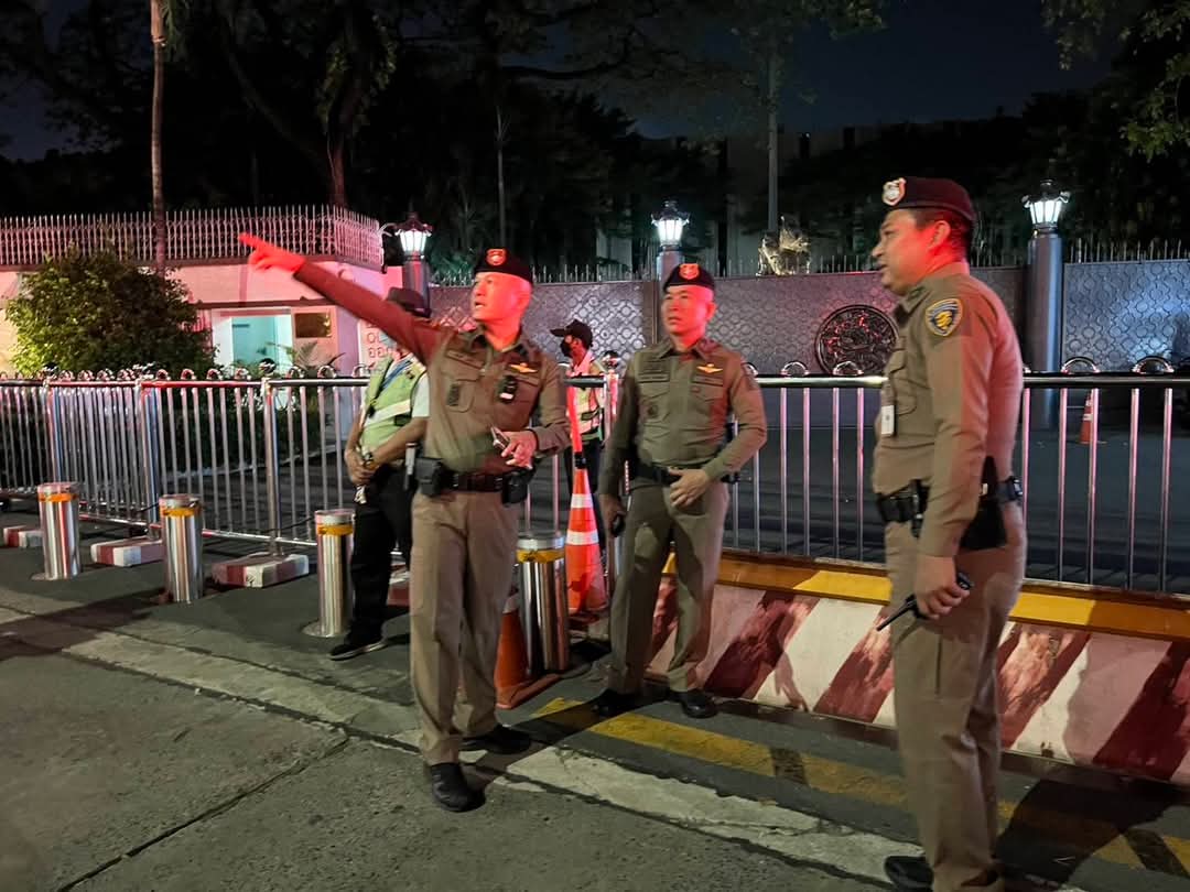 KhaosodEnglish's tweet photo. (2/2) The inspection follows Thailand's deportation of 40 Uyghur detainees to China, which prompted US and Japanese embassies to warn their citizens of potential incidents, referencing the 2015 Erawan Shrine bombing. #Ratchaprasong #erawanshrine #yaowarat #bangkok #thailand https://t.co/sNqwZbNhDm