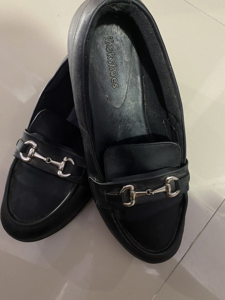 tiredmissyeu's tweet image. wts sepatu item pantofel wanita, uk 41 tapi kecil, dipake yg uk 40 pas. kondisi sangat baik. dijual karena skrg kerja pakai sepatu kets.

💸 100k nego

normal buy 190
📍solo 

bisa dm tanya tanya dulu

#wts #prelove #preloved #prelovesolo #sepatu #pantofel #pantofelhitam