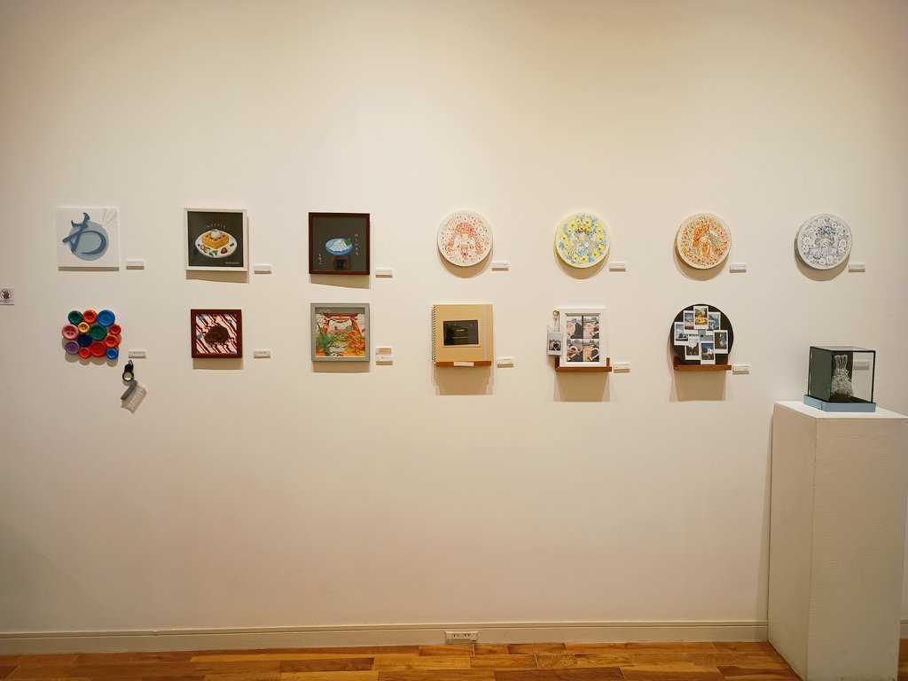 irorimura2005's tweet photo. ＼4日目／

▶JUGROUP　BOX展2025 「わ」

テーマは「わ」
わ・ワ・WA・和・輪・羽・話・・・・驚き？感激？わわわっ！
とある繋がりの「わ」で集まったいろんな「わ」な作品展

本日も12：00～20：00 でお待ちしています、是非お越しください☺️
※明日は最終日で17:00まで
会場┃イロリムラプチホール https://t.co/6PLHf88gqa
