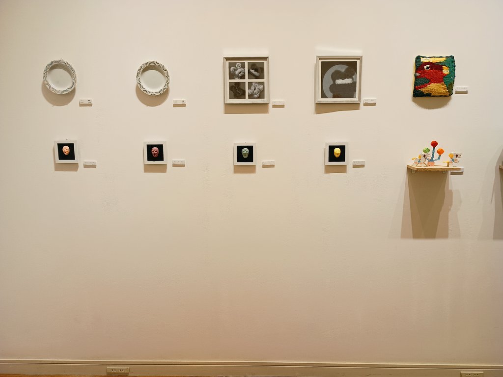 irorimura2005's tweet photo. ＼4日目／

▶JUGROUP　BOX展2025 「わ」

テーマは「わ」
わ・ワ・WA・和・輪・羽・話・・・・驚き？感激？わわわっ！
とある繋がりの「わ」で集まったいろんな「わ」な作品展

本日も12：00～20：00 でお待ちしています、是非お越しください☺️
※明日は最終日で17:00まで
会場┃イロリムラプチホール https://t.co/6PLHf88gqa