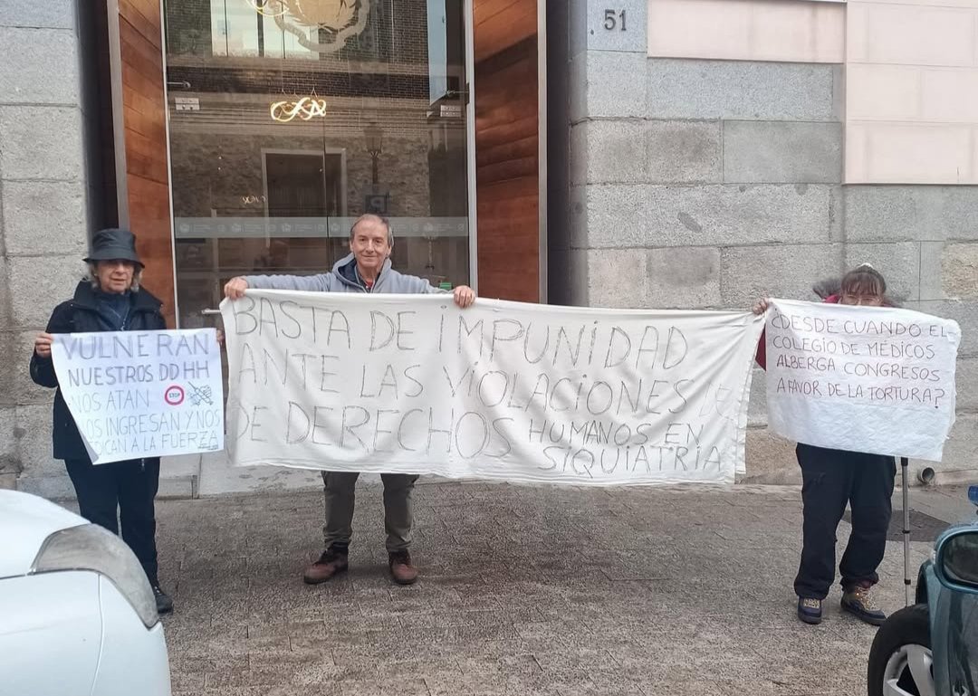 Activistas han protestado frente al colegio de médicos de Madrid con motivo del congreso realizado por la Sociedad de Psiquiatría. En sus ponencias se han defendido el electrochoque, el ingreso involuntario y el uso de correas.
Agradezcamos su generosidad y determinación.